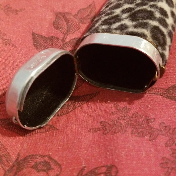 Brushed metal leopard print tampon holder - Picture 3 of 4